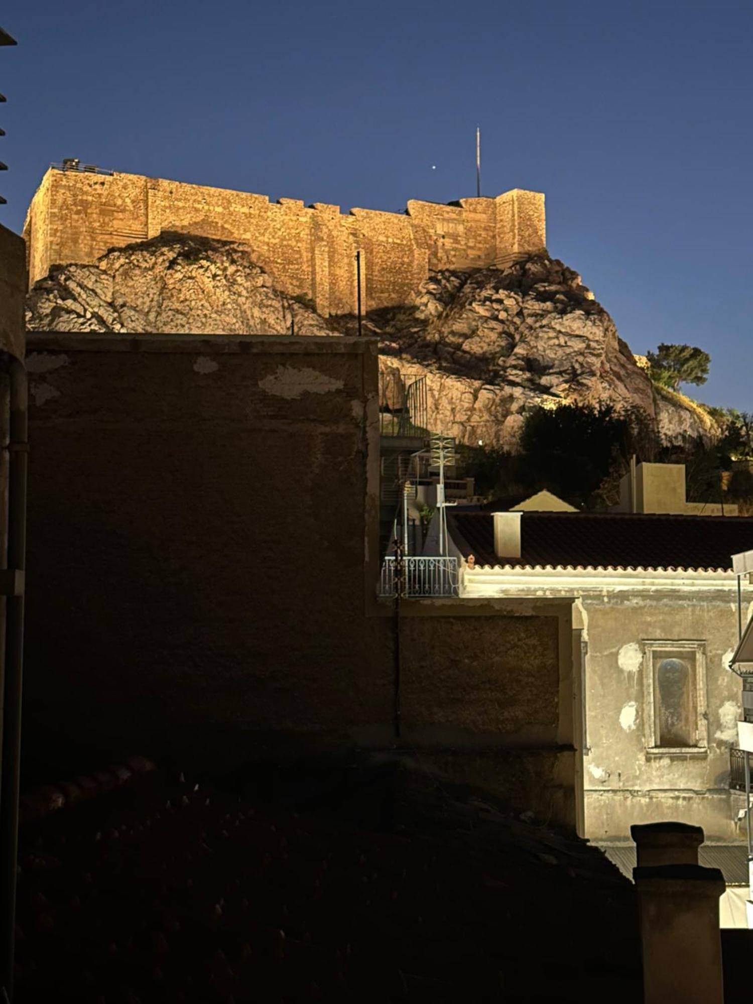 Central House In Plaka Афины Экстерьер фото