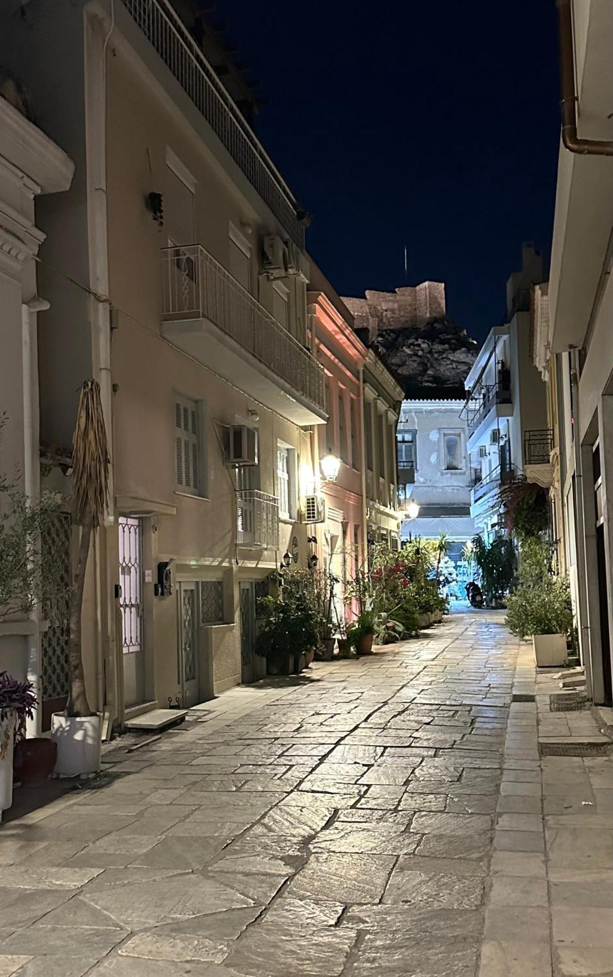 Central House In Plaka Афины Экстерьер фото